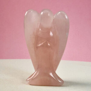 Rosakvarts 4 cm krystal engel på hvid plade med lyserød baggrund