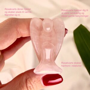 Rosakvarts 4 cmkrystal engel imellem fingre med hvid baggrund og grønt blad med tags