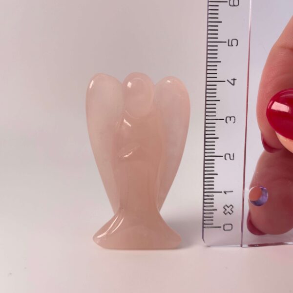 Rosakvarts 4 cm krystal engel med hvid baggrund og ved siden af lineal