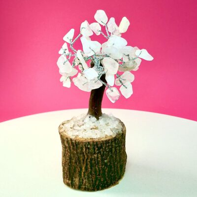 Rosakvarts krystal træ på hvid plade med lyserød baggrund