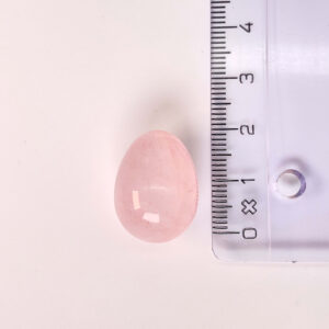 Rosakvarts mini æg ved siden af lineal