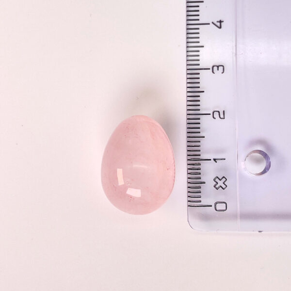 Rosakvarts mini æg ved siden af lineal