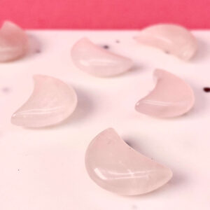 Rosakvarts mini måner på hvid flade med lyserød baggrund