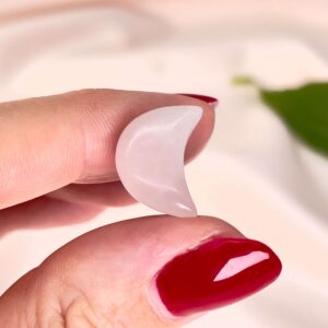 Rosakvarts mini måne imellem fingre