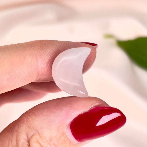 Rosakvarts mini måne imellem fingre