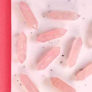 Rosakvarts mini spidser på hvid plade med lyserød baggrund