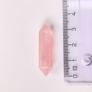 Rosakvarts mini spids ved siden af lineal