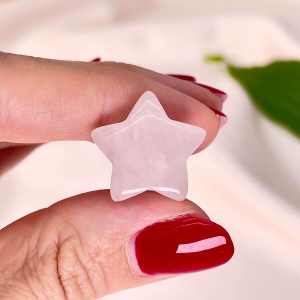 Rosakvarts mini stjerne mellem fingre
