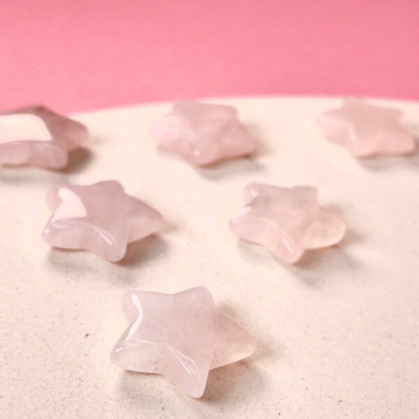 Rosakvarts mini stjerner på hvid plade skrå med lyserød baggrund