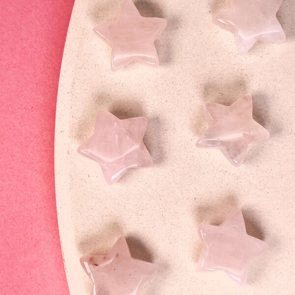 Rosakvarts mini stjerner på hvid plade med lyserød baggrund