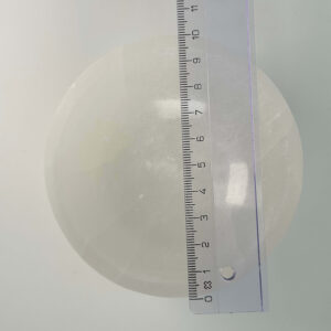 Selenit skål krystal sten 10 cm med lineal på hvid baggrund