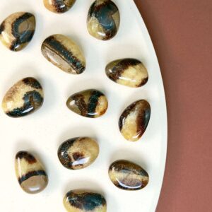 Septarie Dråbe Lommesten krystal samling på hvid og brun baggrund