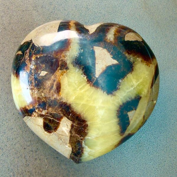 Septarie krystal hjerte på mørk baggrund