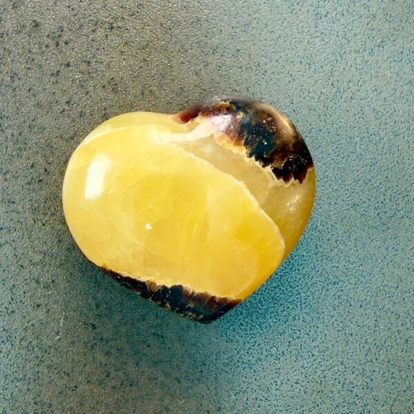 Septarie lille krystal hjerte på mørk baggrund