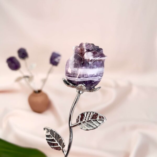 Ametyst rose med sølv stilk i vase