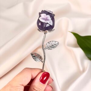 Ametyst rose med sølv stilk i hånd