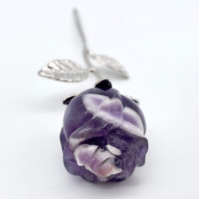 Ametyst rose med sølvfarvet stilk symboliserer kærlighed