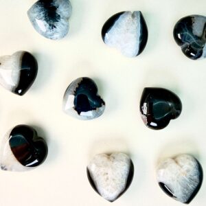 Sort agat krystal hjerte på hvid plade