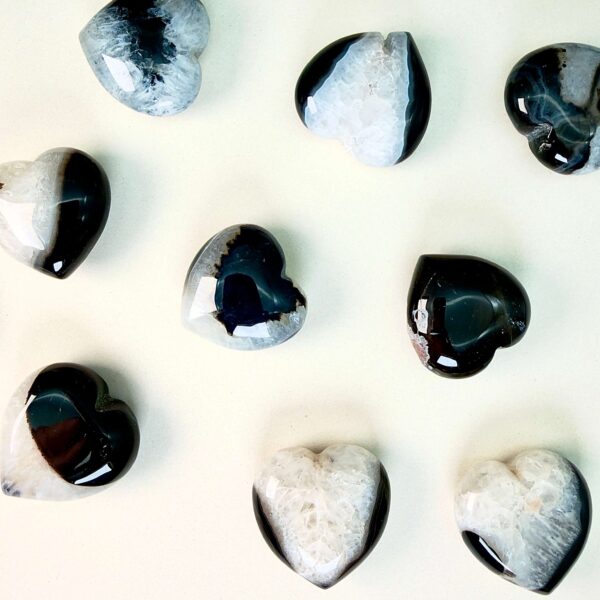 Sort agat krystal hjerte på hvid plade