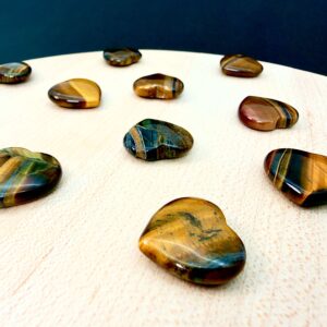 Tigerøje mini krystal hjerter på hvid plade med sort baggrund skrå