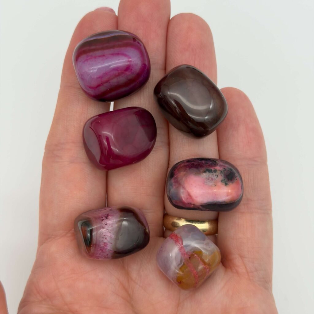 Glædelig 10. december – I dag finder du en Pink Agat i din julekalender 1 agat pink krystal i hånd med hvid baggrund