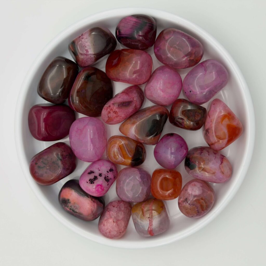 Glædelig 10. december – I dag finder du en Pink Agat i din julekalender 2 agat pink krystal i hvidt fad med hvid bagggrund