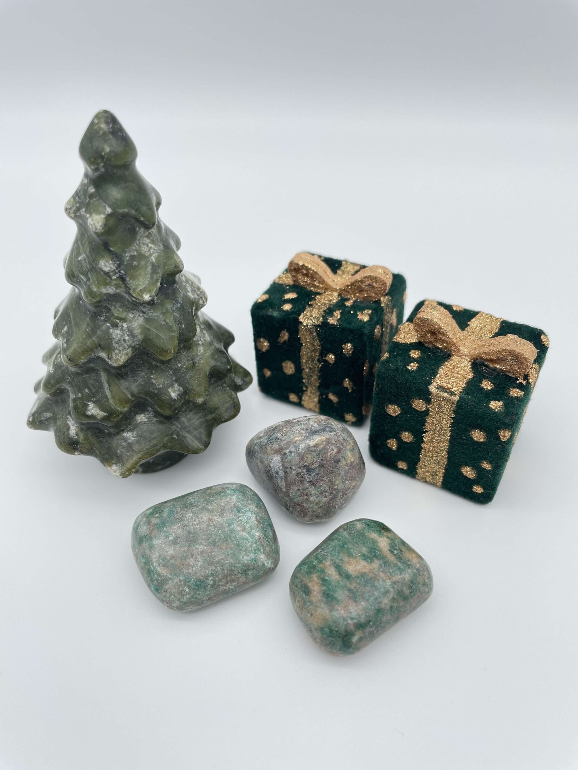 Amazonit krystal ved juletræ og gaver på hvid baggrund