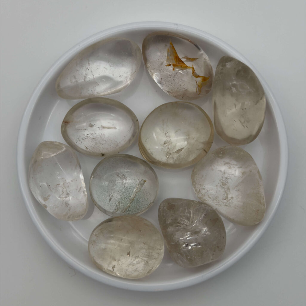 Glædelig 13. december – I dag finder du en Bjergkrystal i din julekalender 2 Bjergkrystal krystal i hvidt fad med hvid bagggrund