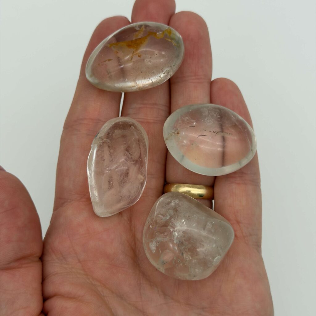 Glædelig 13. december – I dag finder du en Bjergkrystal i din julekalender 1 Bjergkrystal krystal i hånd med hvid baggrund