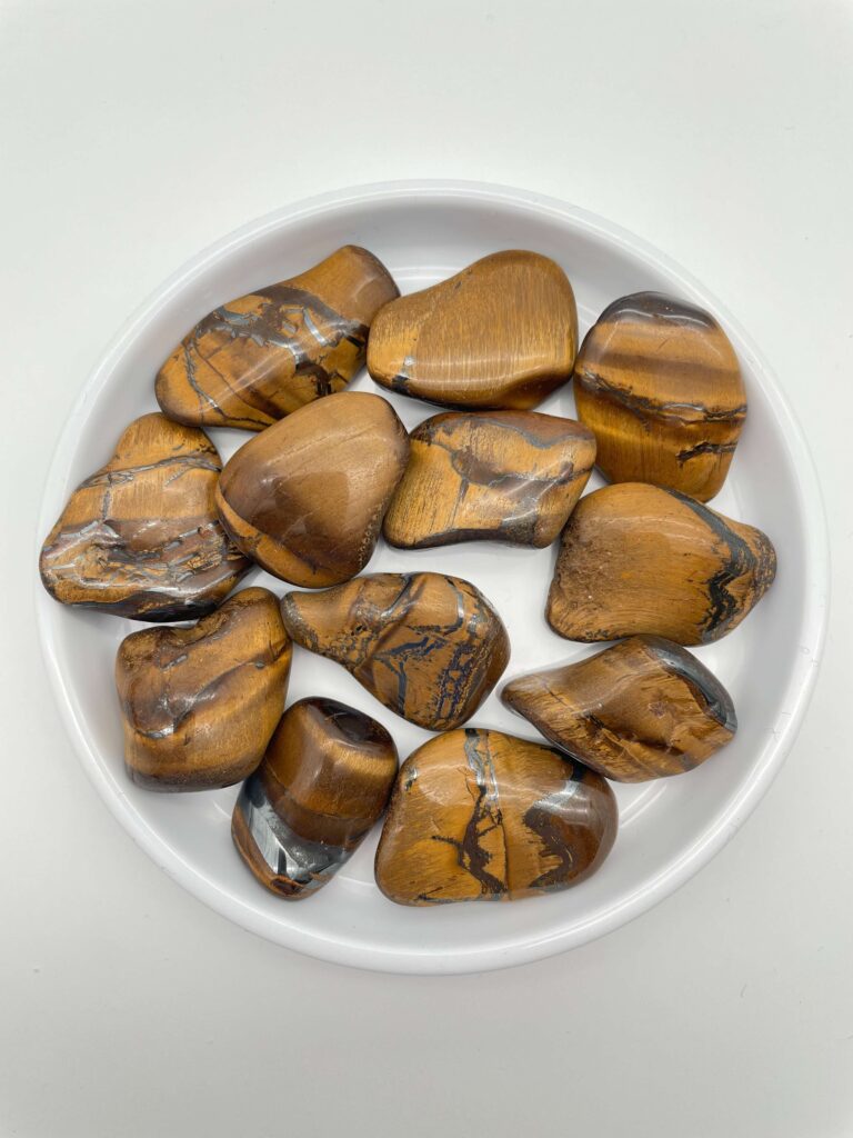 Glædelig 18. december – I dag finder du en Tigerøje i din julekalender 2 Tigerøje krystal i hvidt fad med hvid bagggrund