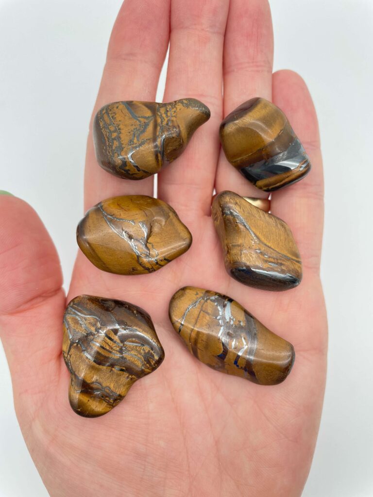 Glædelig 18. december – I dag finder du en Tigerøje i din julekalender 1 Tigerøje krystal i hånd med hvid baggrund