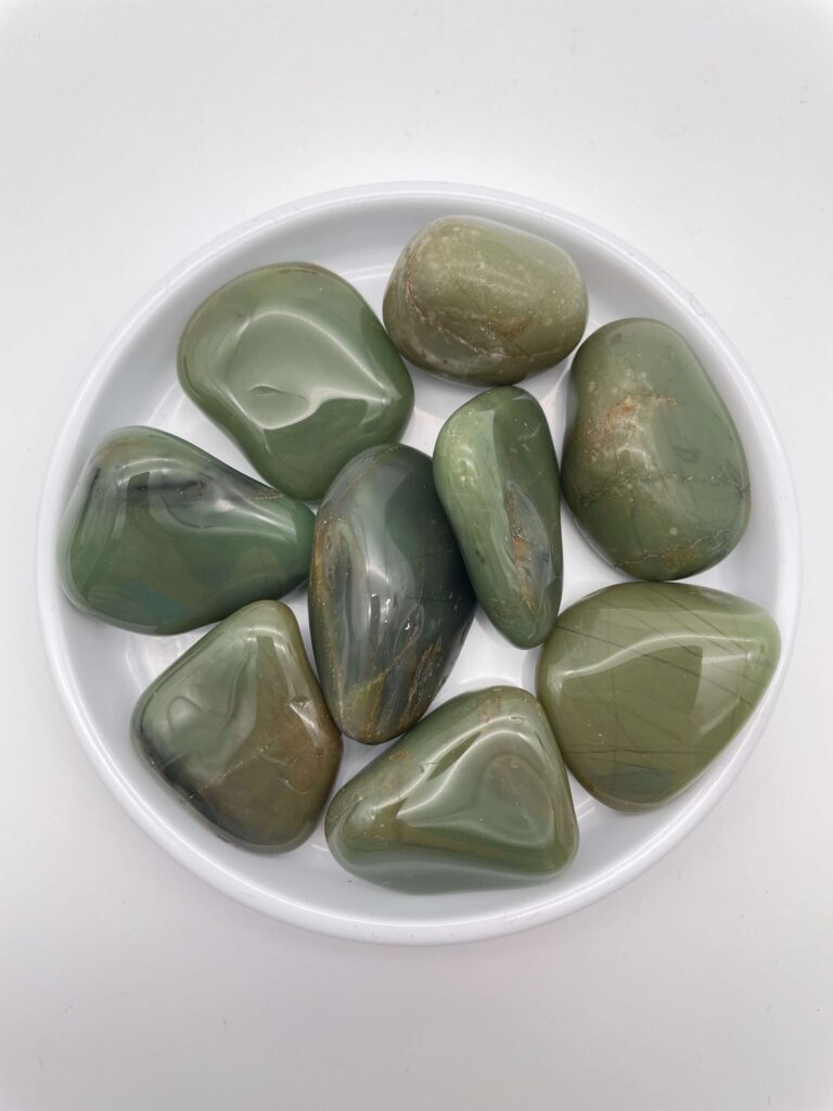 Glædelig 20. december – I dag finder du en Aventurin i din julekalender 2 Aventurin krystal i hvidt fad med hvid bagggrund