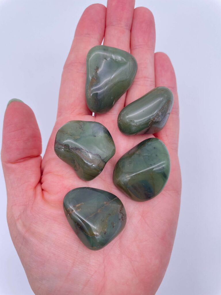 Glædelig 20. december – I dag finder du en Aventurin i din julekalender 1 Aventurin krystal i hånd med hvid baggrund