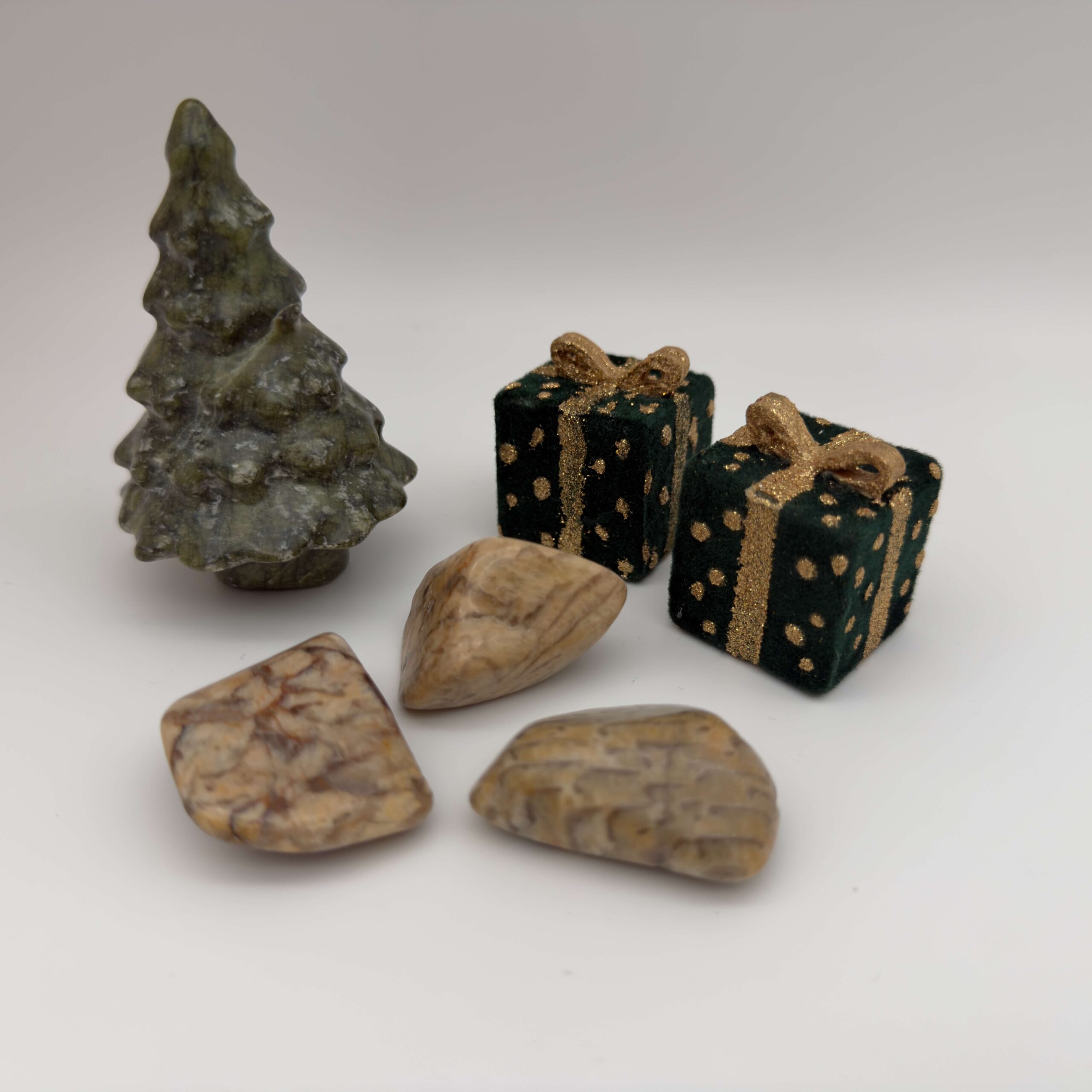 Zebra Månesten krystal ved juletræ og gaver på hvid baggrund