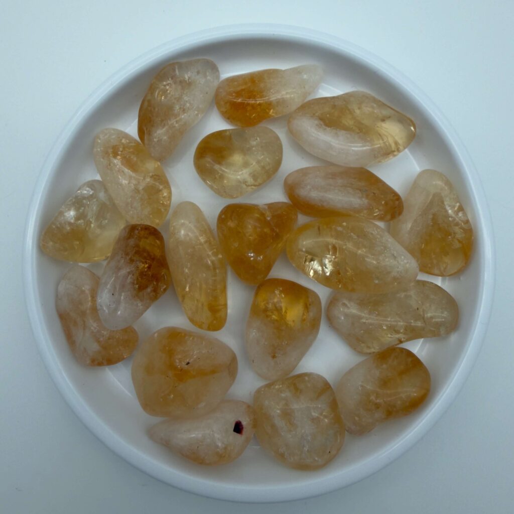 Glædelig 22. december – I dag finder du en Citrin i din julekalender 2 Brændt citrin krystal i hvidt fad med hvid bagggrund
