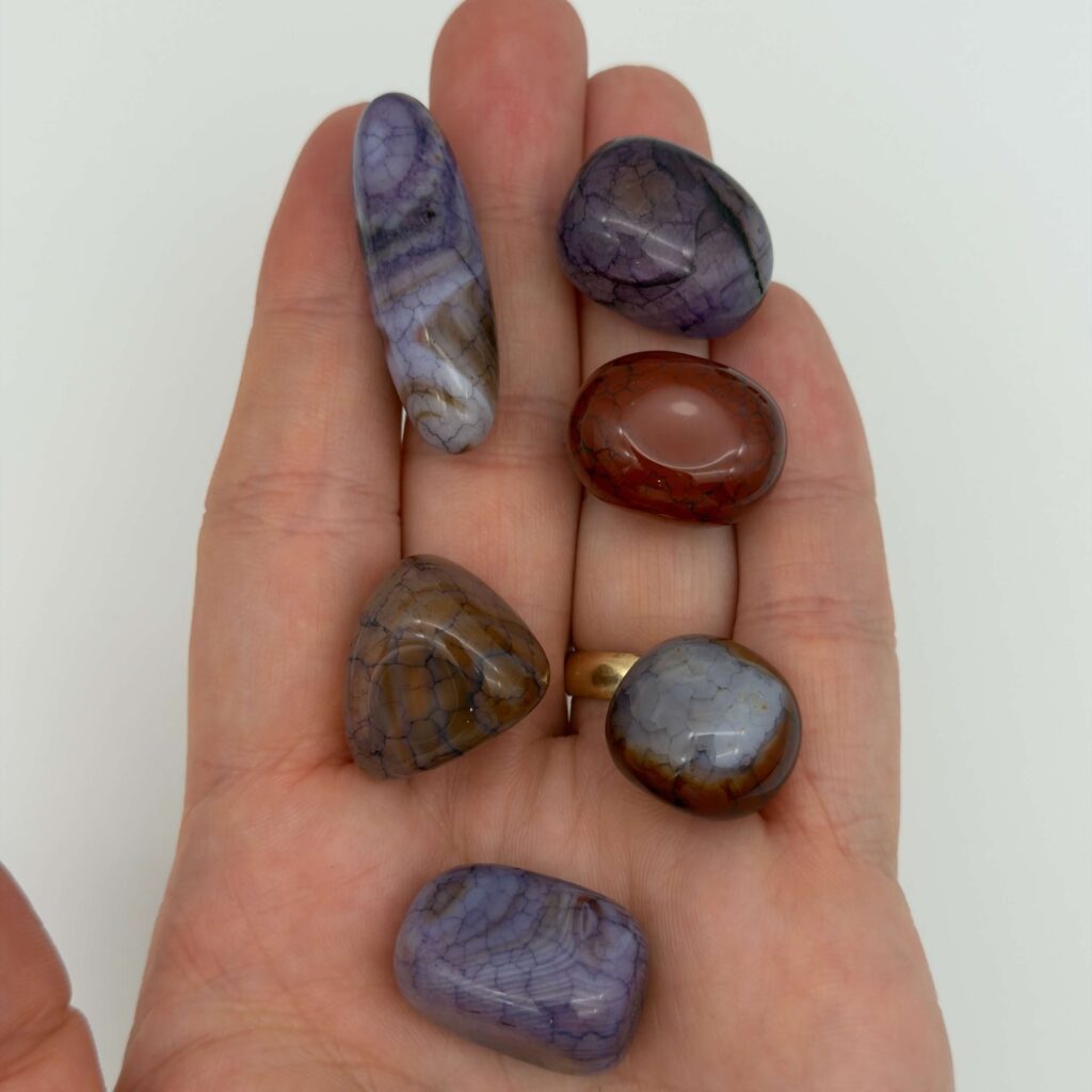 Glædelig 23. december – I dag finder du en Lilla Agat i din julekalender 1 Lilla agat krystal i hånd med hvid baggrund