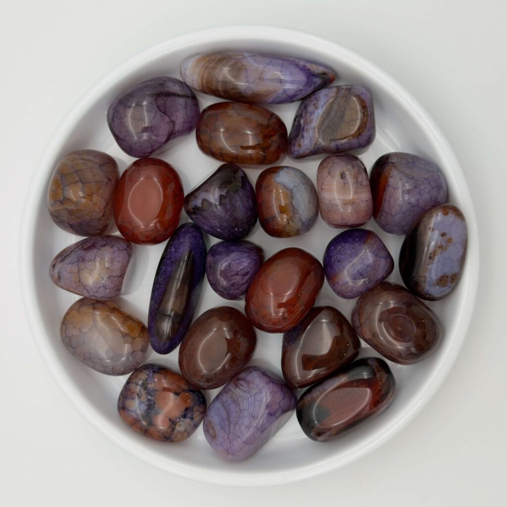 Glædelig 23. december – I dag finder du en Lilla Agat i din julekalender 2 Lilla agat krystal i hvidt fad med hvid bagggrund