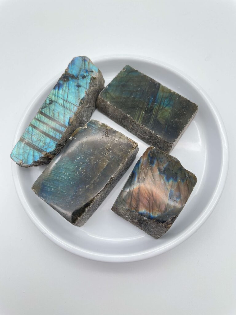 labradorit blok krystal i hvidt fad med hvid bagggrund