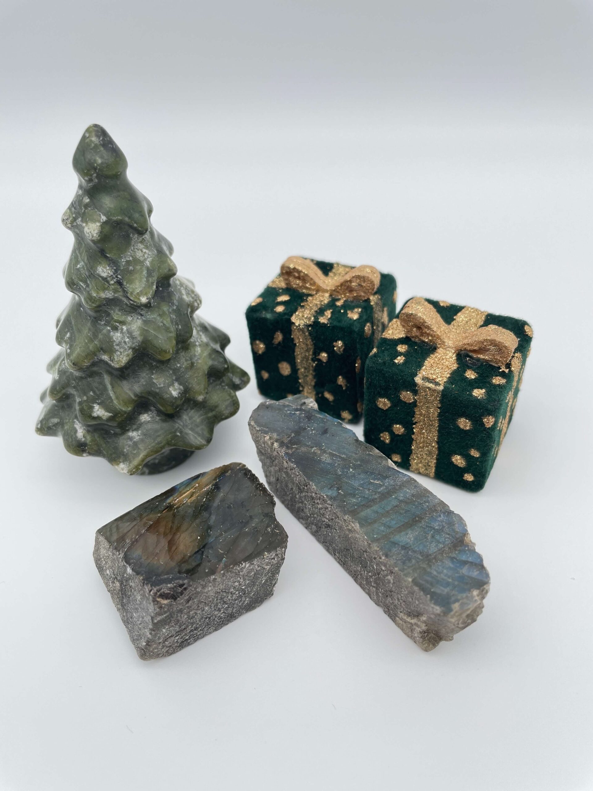 labradorit blok krystal ved juletræ og gaver på hvid baggrund