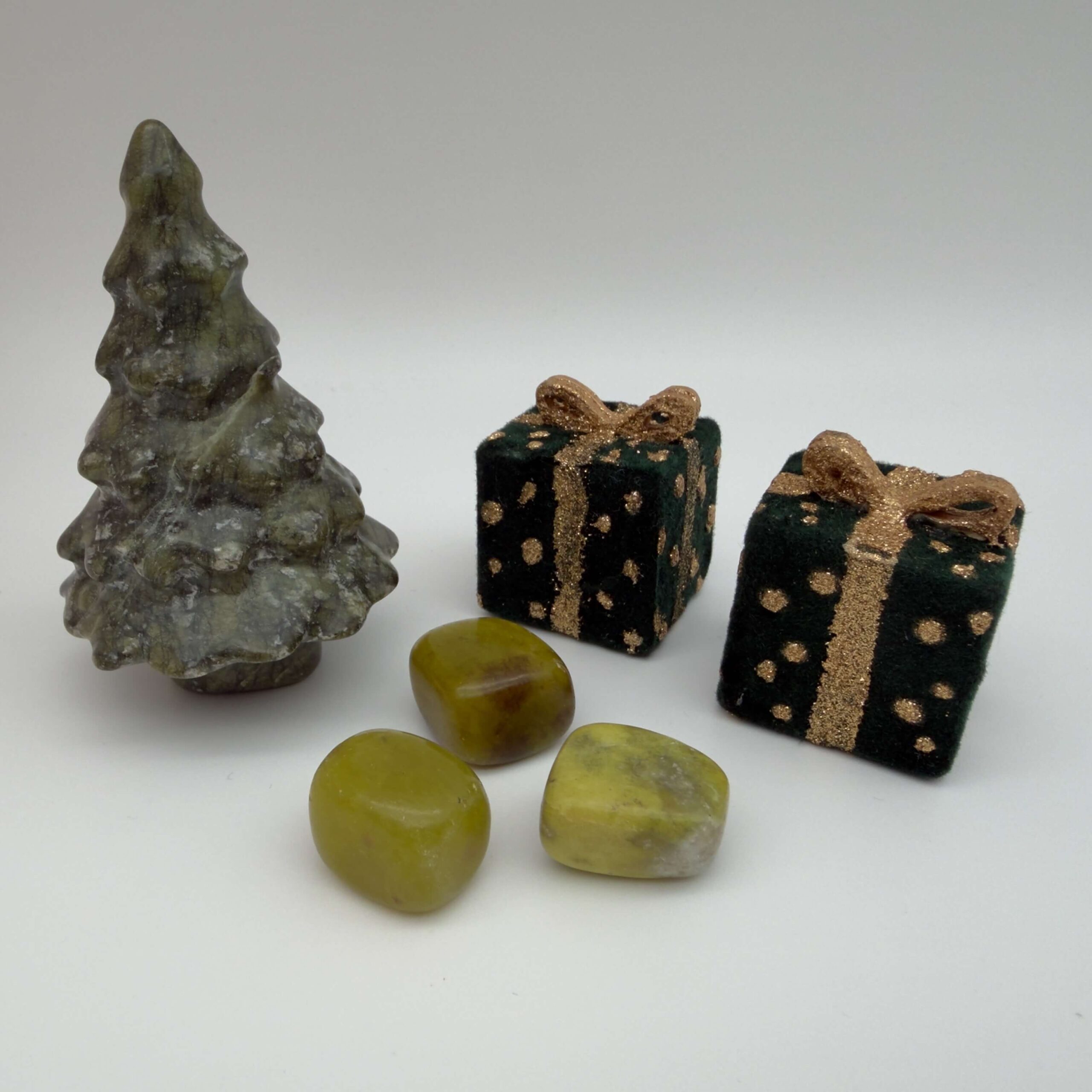 serpentin gul krystal ved juletræ og gaver på hvid baggrund