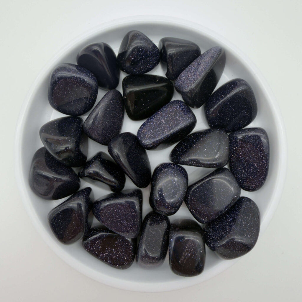 midnightstone krystal i hvidt fad med hvid bagggrund