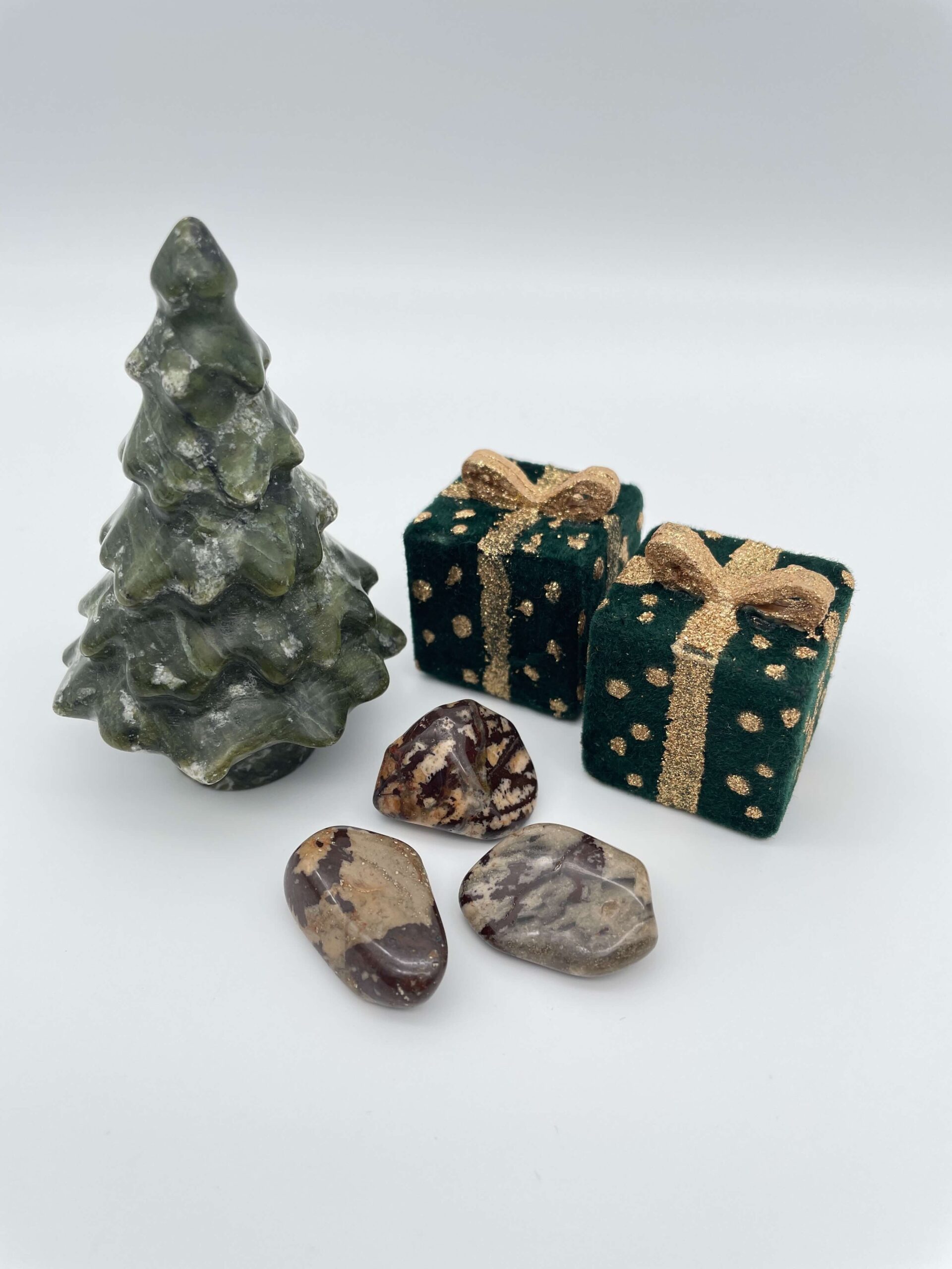 jaspis nguni krystal ved juletræ og gaver på hvid baggrund