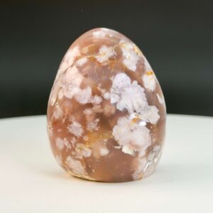 Agat Blomst Freeform Krystal Sten på hvid og sort baggrund