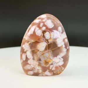 Agat Blomst Freeform Krystal Sten på hvid og sort baggrund