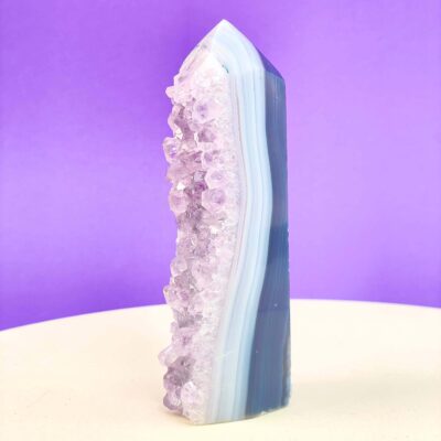Agat Druzy Tårn Krystal Sten på hvid og lilla baggrund