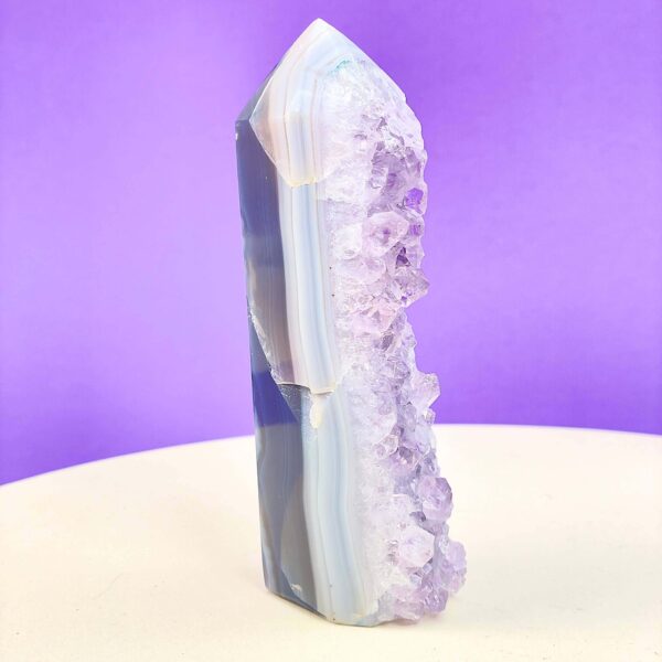 Agat Druzy Tårn Krystal Sten på hvid og lilla baggrund