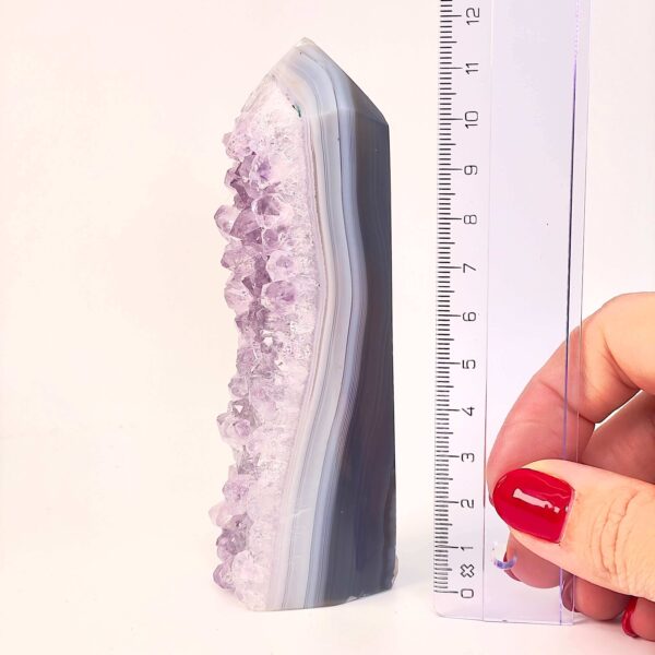 Agat Druzy Tårn Krystal Sten i hånd med lineal på hvid baggrund
