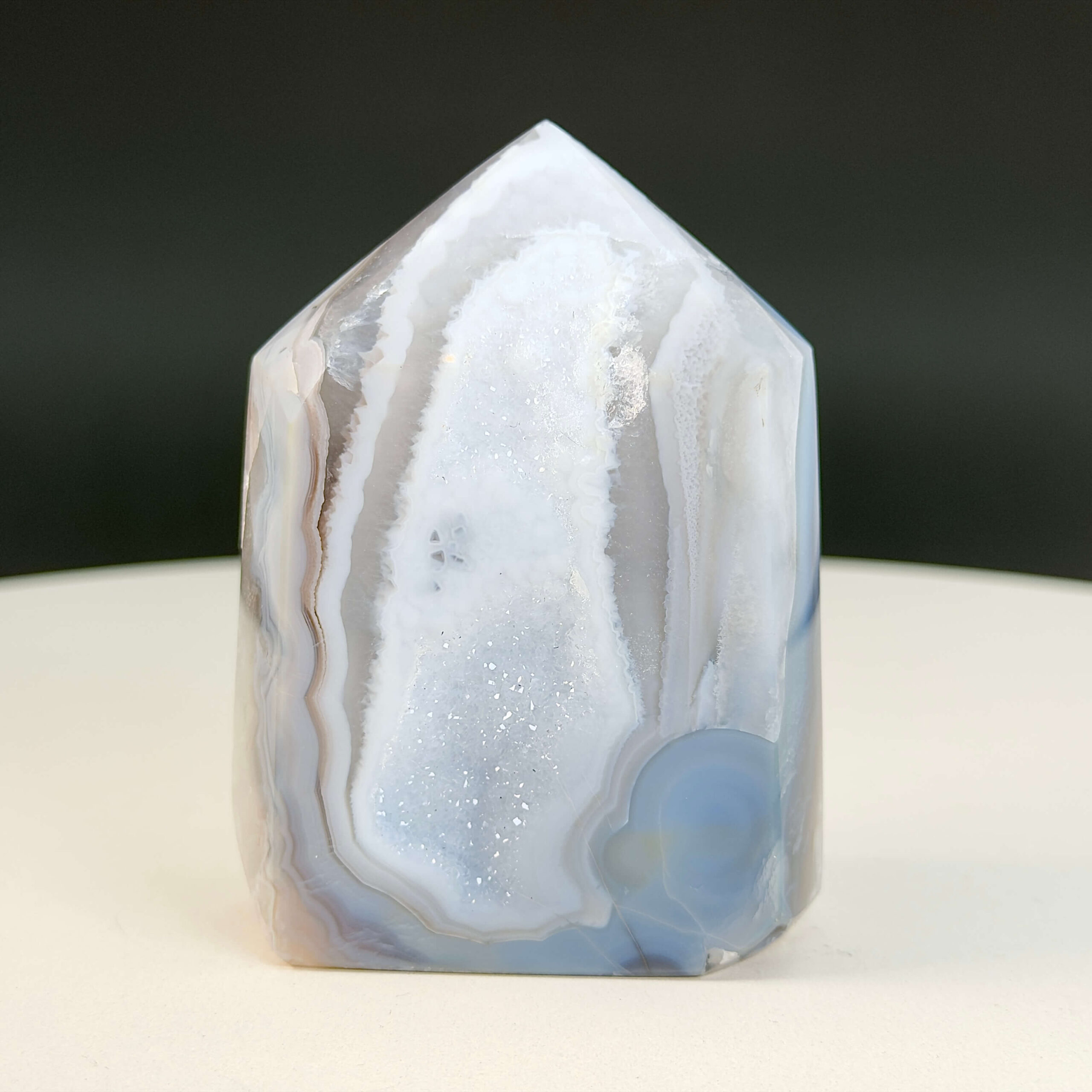 Agat Druzy Tårn Krystal Sten på hvid og sort baggrund