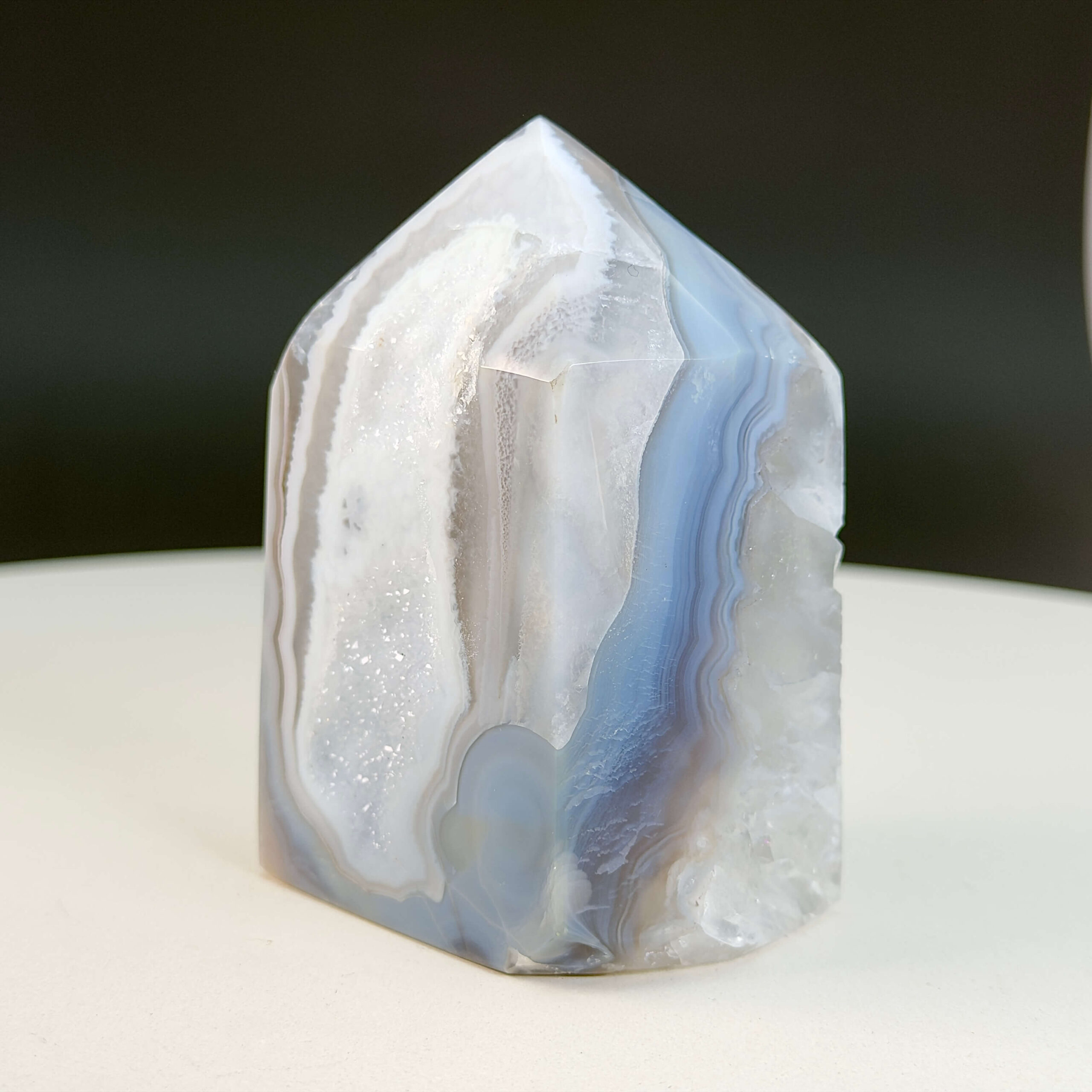 Agat Druzy Tårn Krystal Sten på hvid og sort baggrund