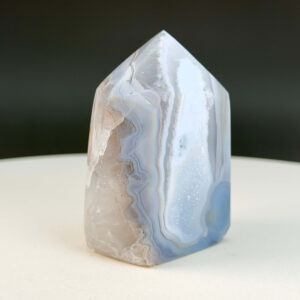 Agat Druzy Tårn Krystal Sten på hvid og sort baggrund